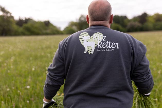 Zollernalb, Kitzrettung mit dem Kitz-Retter Neckar-Alb e.V., 21.05.2026 Ein Kitzretter laeuft mit Gras in den Haenden ueber eine Wiese *** Zollernalb, fawn rescue with the Kitz Retter Neckar Alb e V , 21 05 2026 A fawn rescuer runs across a meadow with grass in his hands