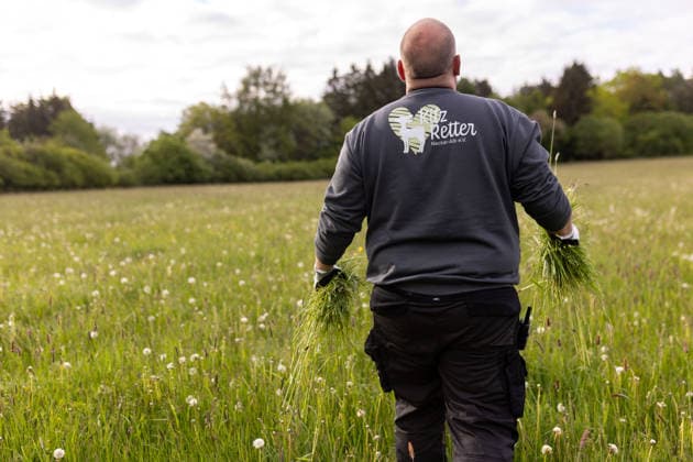 Zollernalb, Kitzrettung mit dem Kitz-Retter Neckar-Alb e.V., 21.05.2026 Ein Kitzretter laeuft mit Gras in den Haenden ueber eine Wiese *** Zollernalb, fawn rescue with the Kitz Retter Neckar Alb e V , 21 05 2026 A fawn rescuer runs across a meadow with grass in his hands