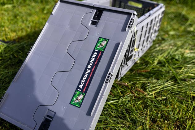 Zollernalb, Kitzrettung mit dem Kitz-Retter Neckar-Alb e.V., 21.05.2026 Sicherheitsbox mit Hinweise zum Schutz der Kitze *** Zollernalb, fawn rescue with Kitz Retter Neckar Alb e V , 21 05 2026 Safety box with instructions for protecting fawns