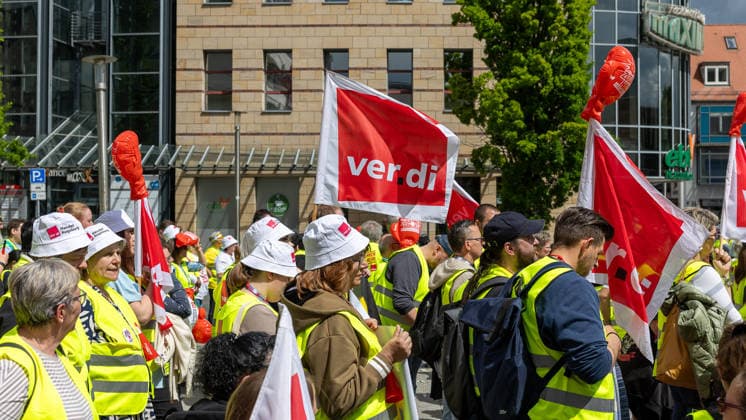 Bayernweiter ver.di-Handelsstreik startet mit Kundgebung und Demonstration, Nürnberg, 21.05.2026 Beschäftigte aus dem bayerischen Einzel-, Versand-, Groß- und Außenhandel demonstrieren mit ver.di-Fahnen und gelben Warnwesten für höhere Löhne und bessere Ausbildungsvergütungen. ver.di hatte Beschäftigte aus über 130 Betrieben zum Streik aufgerufen. Nürnberg Kornmarkt Bayern Deutschland *** Bavaria-wide ver di trade strike starts with rally and demonstration, Nuremberg, 21 05 2026 Employees from the Bavarian retail, shipping, wholesale and foreign trade sectors demonstrate with ver di flags and yellow high-visibility vests for higher wages and better training allowances ver di had called employees from over 130 companies to strike 20260521-1V9A8616-M4000