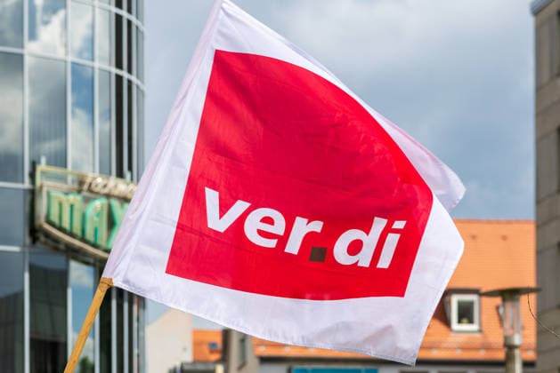 Bayernweiter ver.di-Handelsstreik startet mit Kundgebung und Demonstration, Nürnberg, 21.05.2026 ver.di-Fahne bei der zentralen Streikkundgebung der bayerischen Handels-Beschäftigten. Hintergrund sind Tarifverhandlungen mit Forderungen nach höheren Löhnen, besseren Ausbildungsvergütungen und einem rentenfesten Mindesteinkommen. Nürnberg Kornmarkt Bayern Deutschland *** Bavaria-wide ver di trade strike starts with rally and demonstration, Nuremberg, 21 05 2026 ver di flag at the central strike rally of Bavarian trade workers The background is collective bargaining with demands for higher wages, better training allowances and a pensionable minimum income Nuremberg Kornmarkt Bavaria Germany 20260521-1V9A8621-M4000