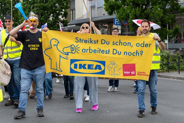 Bayernweiter ver.di-Handelsstreik startet mit Kundgebung und Demonstration, Nürnberg, 21.05.2026 Streikende tragen ein gelbes Banner mit der Aufschrift Streikst Du schon, oder arbeitest Du noch? beim ver.di-Handelsstreik. Beschäftigte aus über 130 bayerischen Betrieben forderten höhere Löhne und bessere Ausbildungsvergütungen. Nürnberg Kornmarkt Bayern Deutschland *** Bavaria-wide ver di trade strike starts with rally and demonstration, Nuremberg, 21 05 2026 Strikers carry a yellow banner with the inscription Strike already, or are you still working at the ver di trade strike Employees from over 130 Bavarian companies demanded higher wages and better training allowances Nuremberg Kornmarkt Bavaria Germany 20260521-1V9A8727-M4000