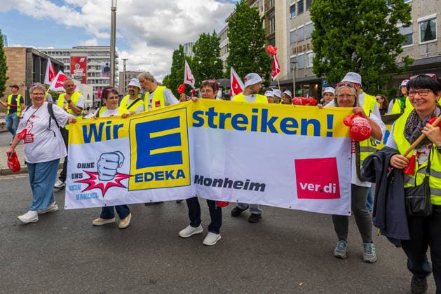 Bayernweiter ver.di-Handelsstreik startet mit Kundgebung und Demonstration, Nürnberg, 21.05.2026 Beschäftigte von Edeka Monheim ziehen mit einem ver.di-Streikbanner durch die Innenstadt. Hintergrund sind Tarifverhandlungen im bayerischen Einzel-, Versand-, Groß- und Außenhandel. Nürnberg Kornmarkt Bayern Deutschland *** Bavaria-wide ver di trade strike starts with rally and demonstration, Nuremberg, 21 05 2026 Employees of Edeka Monheim march through the city center with a ver di strike banner Background are collective bargaining in the Bavarian retail, shipping, wholesale and foreign trade Nuremberg Kornmarkt Bavaria Germany 20260521-1V9A8746-M4000