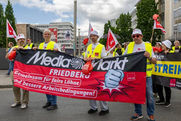 Bayernweiter ver.di-Handelsstreik startet mit Kundgebung und Demonstration, Nürnberg, 21.05.2026 Streikende Beschäftigte des MediaMarkt Friedberg tragen bei der ver.di-Kundgebung ein Banner mit der Aufschrift Gemeinsam für faire Löhne und bessere Arbeitsbedingungen . Ver.di hatte Beschäftigte aus über 130 bayerischen Betrieben zum Streik aufgerufen. Nürnberg Kornmarkt Bayern Deutschland *** Bavaria-wide ver di retail strike starts with rally and demonstration, Nuremberg, 21 05 2026 Striking employees of MediaMarkt Friedberg carry a banner at the ver di rally with the inscription Together for fair wages and better working conditions Ver di had called employees from over 130 Bavarian companies to strike Nuremberg Kornmarkt Bavaria Ger 20260521-1V9A8749-M4000
