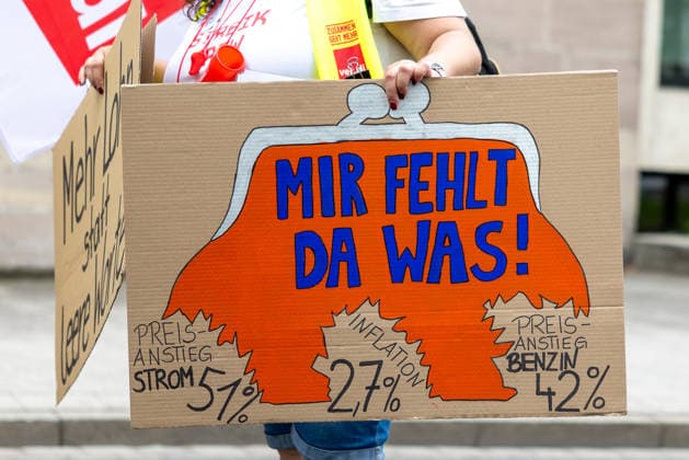 News Bilder des Tages Bayernweiter ver.di-Handelsstreik startet mit Kundgebung und Demonstration, Nürnberg, 21.05.2026 Streikende im bayerischen Handel halten selbstgebastelte Protestschilder mit den Aufschriften Mir fehlt da was! und Hinweisen auf Preissteigerungen bei Strom (51%), Inflation (2,7%) und Benzin (42%). ver.di hatte Beschäftigte aus über 130 Betrieben zum Ausstand aufgerufen. Nürnberg Kornmarkt Bayern Deutschland *** Bavaria-wide ver di trade strike starts with rally and demonstration, Nuremberg, 21 05 2026 Strikers in Bavarian trade hold self-made protest signs with the inscriptions Mir fehlt da was was and references to price increases for electricity 51 , inflation 2.7 and petrol 42 ver di had called workers from over 130 companies to stri 20260521-1V9A8760-M4000