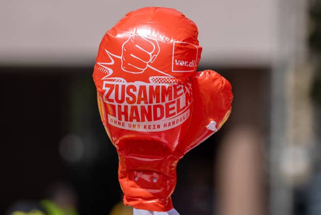 Bayernweiter ver.di-Handelsstreik startet mit Kundgebung und Demonstration, Nürnberg, 21.05.2026 Aufblasbarer ver.di-Boxhandschuh mit der Aufschrift Zusammen handeln - Ohne uns kein Handel! bei einem Streik der Beschäftigten im bayerischen Einzel-, Versand-, Groß- und Außenhandel. Nürnberg Kornmarkt Bayern Deutschland *** Bavaria-wide ver di trade strike starts with rally and demonstration, Nuremberg, 21 05 2026 Inflatable ver di boxing glove with the inscription Gemeinsam handeln Ohne uns kein Handel during a strike by employees in Bavarian retail, shipping, wholesale and foreign trade Nuremberg Kornmarkt Bavaria Germany 20260521-286A7531-M4000