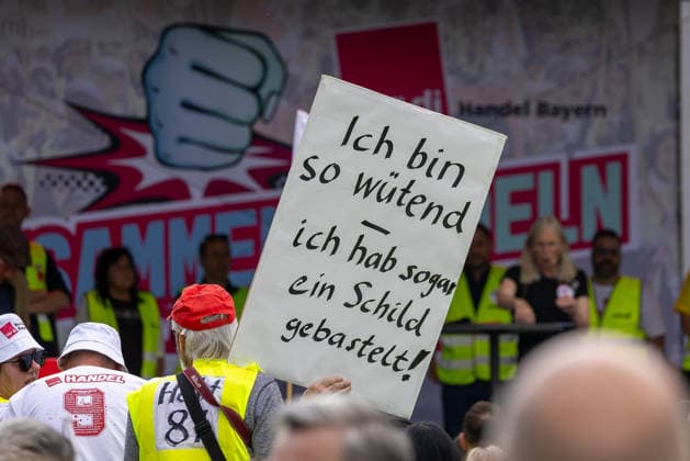 Bayernweiter ver.di-Handelsstreik startet mit Kundgebung und Demonstration, Nürnberg, 21.05.2026 Streikende Handelsbeschäftigte bei der ver.di-Kundgebung. Eine Teilnehmerin hält ein Protestschild mit der Aufschrift Ich bin so wütend - ich hab sogar ein Schild gebastelt . Im Hintergrund ein ver.di-Banner Handel Bayern . Nürnberg Kornmarkt Bayern Deutschland *** Bavaria-wide ver di trade strike starts with rally and demonstration, Nuremberg, 21 05 2026 Striking trade workers at the ver di rally A participant holds a protest sign with the inscription Ich bin so wütend ich habe sogar ein Schild gebastelt In the background a ver di banner trade Bavaria Nuremberg Kornmarkt Bavaria Germany 20260521-286A7551-M4000