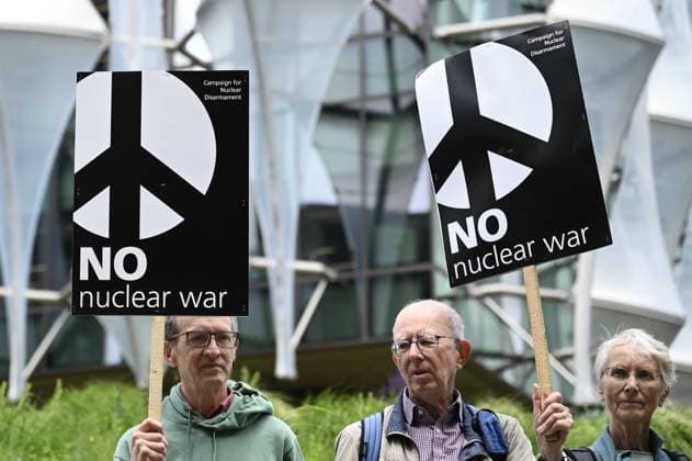 News Bilder des Tages Anti-nuclear protest outside US Embassy in London LONDON, UNITED KINGDOM - MAY 21: Protesters holding banners gather during a demonstration against nuclear weapons outside the United States Embassy in London, United Kingdom on May 21, 2026. Rasid Necati Aslim Anadolu London United Kingdom. Editorial use only. Please get in touch for any other usage.  Copyright: x2026xAnadoluxRasidxNecatixAslimx