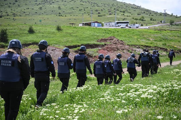 News Bilder des Tages Anadolu s 29th War Journalism Program held in Ankara ANKARA, TURKIYE - MAY 21: Journalists take part in the 29th Term War Journalism Certificate Program at a specialized tactical training facility in Ankara, Turkiye on May 21, 2026. Jointly organized by Anadolu Agency (AA), the Police Academy, and the Turkish Cooperation and Coordination Agency (TIKA), the rigorous international training program equips reporters with essential survival skills for operating safely in hostile war zones and high-risk conflict theaters. Trainees receive theoretical and practical training on explosives , mines and booby traps , and dangerous areas from bomb disposal experts at the Criminal Department on the 11th day of the 29th Term War Journalism Certifi  Copyright: x2026xAnadoluxAbdullahxGuclux