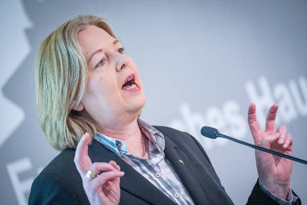 News Bilder des Tages Bärbel Bas, Bundesministerin für Arbeit und Soziales, hält eine Rede;Veranstaltung der Initiative kulturelle Integration zum Aktionstag Zusammenhalt in Vielfalt, Berlin Berlin Deutschland Europäisches Haus *** Bärbel Bas, Federal Minister of Labor and Social Affairs, gives a speech Event organized by the Cultural Integration Initiative on the occasion of the Day of Action Cohesion in Diversity, Berlin Berlin Germany European House