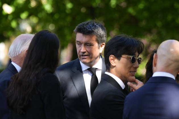 Minnestund for Stein Erik Hagen Oslo 20260521. Ole Robert Reitan og Fredrik Solvang ankommer minnestunden til Stein Erik Hagen i Gamle Logen etter bisettelsen i Oslo domkirken torsdag. Foto: Heiko Junge NTB Oslo Norge MkpPfbDsRxA EDITORIAL USE ONLY Ref:_POL_BUSMkpPfbDsRxA.jpg *** Memorial service for Stein Erik Hagen Oslo 20260521 Ole Robert Reitan and Fredrik Solvang arrive at the memorial service for Stein Erik Hagen in Gamle Logen after the funeral in Oslo Cathedral on Thursday Photo Heiko Junge NTB Oslo Norway MkpPfbDsRxA EDITORIAL USE ONLY Ref POL BUSMkpPfbDsRxA jpg  Copyright: xHeikoxJungex xNTBx