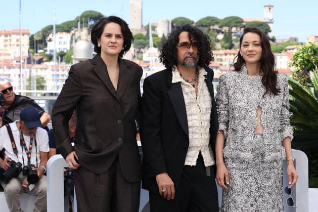 79ème Festival International du Film de Cannes Photocall with cast of the film Roma Elastica 79th Cannes Film Festival Photocall with cast of the film Roma elastica Noemie Merlant, Bertrand Mandico and Marion Cotillard 456588 2026 05 21 Cannes France  Copyright: xIsabellexVautierx xStarfacex STAR_456588_013