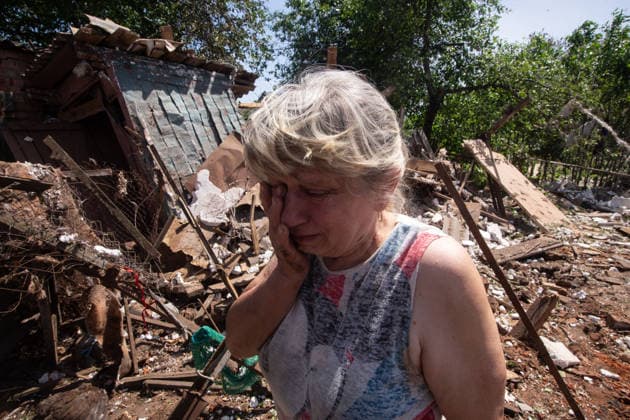 News Bilder des Tages Aftermath of the Russian airstrike in Sumy, Ukraine SUMY, UKRAINE - MAY 21: A resident stands in the middle of the destruction of their courtyard following a Russian airstrike in the city of Sumy, northeastern Ukraine, on May 21, 2026. Francisco Richart Anadolu Sumy Ukraine. Editorial use only. Please get in touch for any other usage.  Copyright: x2026xAnadoluxFranciscoxRichartx