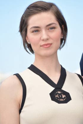 79ème Festival International du Film de Cannes Photocall du film La bataille De Gaulle lâge de fer 79th Cannes International Film Festival 79eme Festival de CANNES LA BATAILLE DE GAULLE LAGE DE FER Photocall Anamaria Vartolomei poses during the La Bataille De Gaulle LÂge De Fer De Gaulle Tilting Iron photocall 456591 2026 05 21 Cannes France  Copyright: xThomasxBohlenx STAR_456591_016