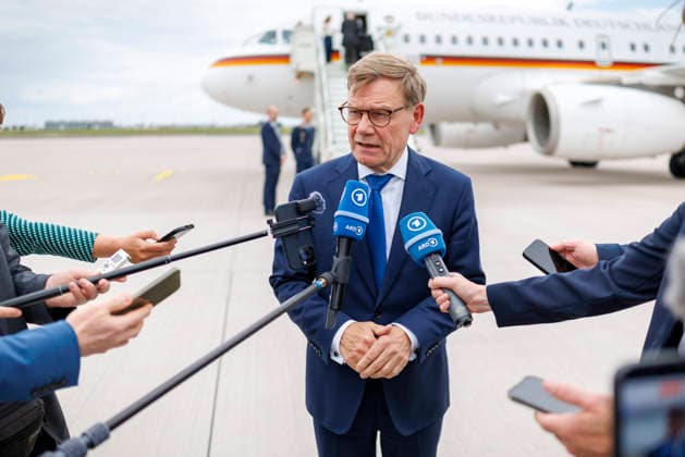 Johann Wadephul (CDU), Bundesaussenminister, reist zum NATO-Aussenministertreffen nach Helsingborg. Hier bei ein Pressestatement kurz vor dem Abflug auf dem Flughafen BER. Berlin, 21.05.2026. Fotografiert im Auftrag des Auswaertigen Amtes Berlin Deutschland *** Johann Wadephul CDU , Federal Foreign Minister, travels to the NATO Foreign Ministers Meeting in Helsingborg Here at a press statement shortly before departure at BER Berlin Airport, 21 05 2026 Photographed on behalf of the Federal Foreign Office Berlin Germany Copyright: xThomasxImo AAx