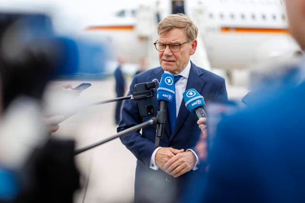 News Bilder des Tages Johann Wadephul (CDU), Bundesaussenminister, reist zum NATO-Aussenministertreffen nach Helsingborg. Hier bei ein Pressestatement kurz vor dem Abflug auf dem Flughafen BER. Berlin, 21.05.2026. Fotografiert im Auftrag des Auswaertigen Amtes Berlin Deutschland *** Johann Wadephul CDU , Federal Foreign Minister, travels to the NATO Foreign Ministers Meeting in Helsingborg Here at a press statement shortly before departure at BER Berlin Airport, 21 05 2026 Photographed on behalf of the Federal Foreign Office Berlin Germany Copyright: xThomasxImo AAx