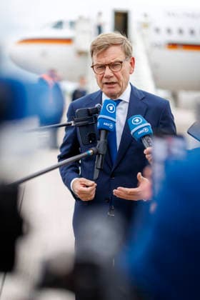 Johann Wadephul (CDU), Bundesaussenminister, reist zum NATO-Aussenministertreffen nach Helsingborg. Hier bei ein Pressestatement kurz vor dem Abflug auf dem Flughafen BER. Berlin, 21.05.2026. Fotografiert im Auftrag des Auswaertigen Amtes Berlin Deutschland *** Johann Wadephul CDU , Federal Foreign Minister, travels to the NATO Foreign Ministers Meeting in Helsingborg Here at a press statement shortly before departure at BER Berlin Airport, 21 05 2026 Photographed on behalf of the Federal Foreign Office Berlin Germany Copyright: xThomasxImo AAx