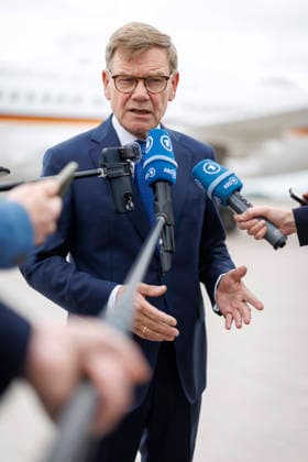 Johann Wadephul (CDU), Bundesaussenminister, reist zum NATO-Aussenministertreffen nach Helsingborg. Hier bei ein Pressestatement kurz vor dem Abflug auf dem Flughafen BER. Berlin, 21.05.2026. Fotografiert im Auftrag des Auswaertigen Amtes Berlin Deutschland *** Johann Wadephul CDU , Federal Foreign Minister, travels to the NATO Foreign Ministers Meeting in Helsingborg Here at a press statement shortly before departure at BER Berlin Airport, 21 05 2026 Photographed on behalf of the Federal Foreign Office Berlin Germany Copyright: xThomasxImo AAx