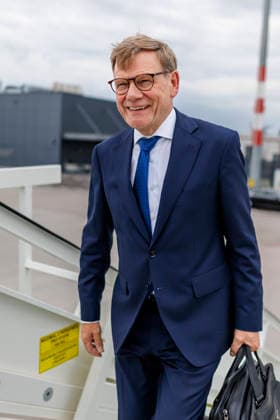 Johann Wadephul (CDU), Bundesaussenminister, reist zum NATO-Aussenministertreffen nach Helsingborg. Hier beim Einstig in einen Airbus A319 auf dem Flughafen BER. Berlin, 21.05.2026. Fotografiert im Auftrag des Auswaertigen Amtes Berlin Deutschland *** Johann Wadephul CDU , Federal Foreign Minister, travels to the NATO Foreign Ministers Meeting in Helsingborg Here boarding an Airbus A319 at BER Berlin Airport, 21 05 2026 Photographed on behalf of the Federal Foreign Office Berlin Germany Copyright: xThomasxImo AAx