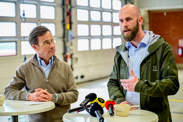 REVINGE, SVERIGE 20260521 Statsminister Ulf Kristersson (M) och Carl-Oskar Bohlin (M), minister för civilt försvar, offentliggör i samband med ett besök pa Myndigheten för civilt försvar i Revinge, att de vill inrätta ett drönarvärn bestaende av tusentals skyddsutbildade personer. REVINGE SVERIGE x50090x *** REVINGE, SWEDEN 20260521 Prime Minister Ulf Kristersson M and Carl Oskar Bohlin M , Minister for Civil Defense, announce during a visit to the Civil Defense Agency in Revinge, that they want to set up a drone defense consisting of thousands of protection trained people REVINGE SWEDEN x50090x  Copyright: xJohanxNilsson TTx DRÖNARVÄRN KRISTERSSON OCH BOHLIN t4vXXBv1YB4
