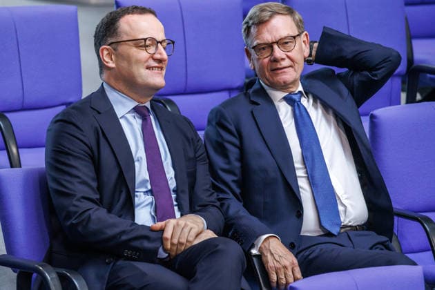 Bundestag Jens Spahn (CDU) und Johann Wadephul (CDU), Bundesaussenminister im Deutschen Bundestag am 21.05.26 in Berlin. Berlin Berlin Deutschland Bundestag *** Bundestag Jens Spahn CDU and Johann Wadephul CDU , Federal Minister for Foreign Affairs in the German Bundestag on 21 05 26 in Berlin Berlin Berlin Germany Bundestag