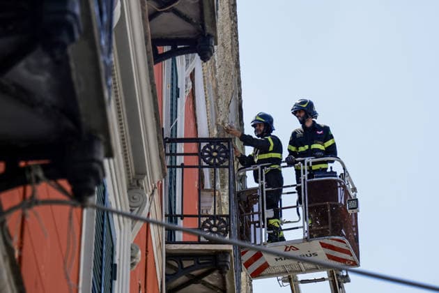 News - Bacoli, earthquake 4.4 Bacoli: following this morning s earthquake at 5.50am, there are no major issues in the town; only in Via Ercole has a cornice fallen from a building. Napoli Bacoli Italy Copyright: xAntonioxBalascox xLiveMediax LPN_2462558