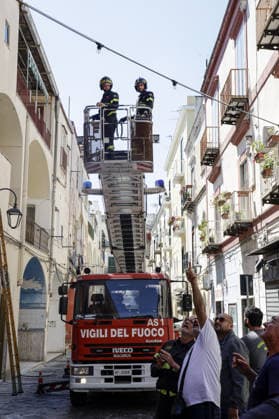 News - Bacoli, earthquake 4.4 Bacoli: following this morning s earthquake at 5.50am, there are no major issues in the town; only in Via Ercole has a cornice fallen from a building. Napoli Bacoli Italy Copyright: xAntonioxBalascox xLiveMediax LPN_2462563