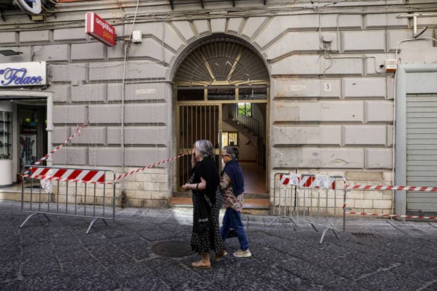 News - Bacoli, earthquake 4.4 Bacoli: following this morning s earthquake at 5.50am, there are no major issues in the town; only in Via Ercole has a cornice fallen from a building. Napoli Bacoli Italy Copyright: xAntonioxBalascox xLiveMediax LPN_2462571