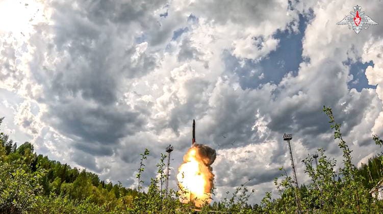 MAY 21, 2026: A RS-24 Yars missile system crew takes part in a nuclear exercise held by the Russian and Belarusian Armed Forces. Video grab. Best quality available  - ZUMAt113 20260521_zaa_t113_195 Copyright: xRussianxDefencexMinistryx