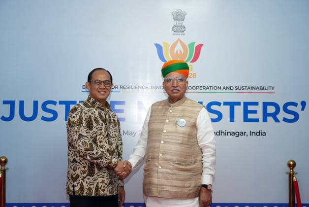 RECORD DATE NOT STATED BRICS Justice Ministers™ Meeting 2026 Gandhinagar, May 21 (ANI): Union Minister of State (I C) for Law and Justice, Arjun Ram Meghwal welcomes a delegate for the BRICS Justice Ministers™ Meeting 2026, in Gandhinagar on Thursday. (@arjunrammeghwal X ANI Photo) Gandhinagar Gujarat India Copyright: xANIx ANI_20260521298