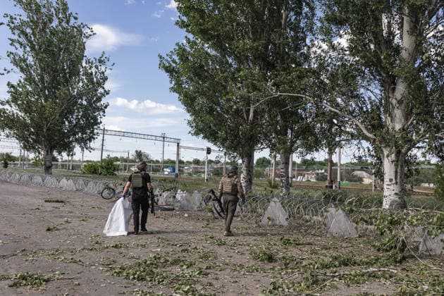 Aftermath of Russian airstrike in Kramatorsk and Druzhkivka DRUZHKIVKA, UKRAINE - MAY 21: Police officers pick up the body of a civilian killed in a Russian airstrike in Druzhkivka, Ukraine, 21 May 2026 Diego Herrera Carcedo Anadolu Druzhkivka Ukraine. Editorial use only. Please get in touch for any other usage.  Copyright: x2026xAnadoluxDiegoxHerreraxCarcedox