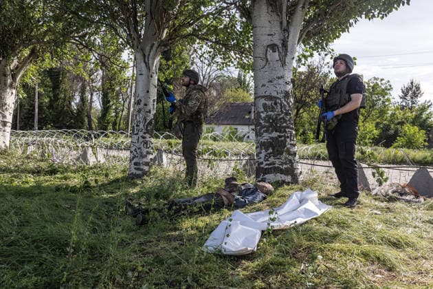 Aftermath of Russian airstrike in Kramatorsk and Druzhkivka DRUZHKIVKA, UKRAINE - MAY 21: (EDITOR S NOTE: Image depicts death) Police officers look up at the sky as they hear an FPV drone during the evacuation of the body of a civilian killed in a Russian airstrike in Druzhkivka, Ukraine, 21 May 2026 Diego Herrera Carcedo Anadolu Druzhkivka Ukraine. Editorial use only. Please get in touch for any other usage.  Copyright: x2026xAnadoluxDiegoxHerreraxCarcedox