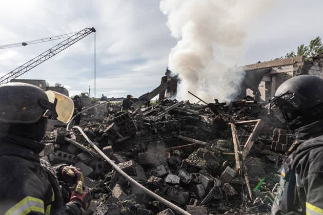 Aftermath of Russian airstrike in Kramatorsk and Druzhkivka KRAMATORSK, UKRAINE - MAY 21: Firefighters extinguish a fire following a Russian airstrike on the city of Kramatorsk, Ukraine, 21 May 2026 Diego Herrera Carcedo Anadolu Druzhkivka Ukraine. Editorial use only. Please get in touch for any other usage.  Copyright: x2026xAnadoluxDiegoxHerreraxCarcedox