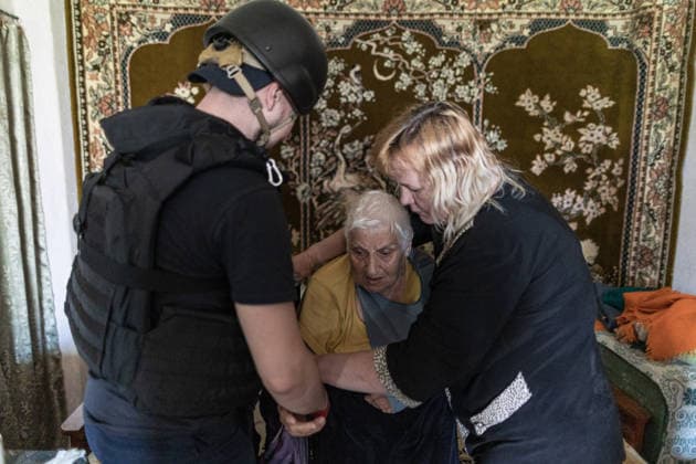 Aftermath of Russian airstrike in Kramatorsk and Druzhkivka DRUZHKIVKA, UKRAINE - MAY 21: Ukrainian emergency services evacuate a woman following ongoing Russian attacks in Druzhkivka, Ukraine, 21 May 2026 Diego Herrera Carcedo Anadolu Druzhkivka Ukraine. Editorial use only. Please get in touch for any other usage.  Copyright: x2026xAnadoluxDiegoxHerreraxCarcedox
