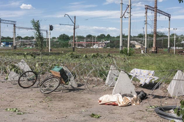 Aftermath of Russian airstrike in Kramatorsk and Druzhkivka DRUZHKIVKA, UKRAINE - MAY 21: (EDITOR S NOTE: Image depicts death) The body of a civilian lying next to his bicycle, killed following a Russian airstrike in Druzhkivka, Ukraine, 21 May 2026 Diego Herrera Carcedo Anadolu Druzhkivka Ukraine. Editorial use only. Please get in touch for any other usage.  Copyright: x2026xAnadoluxDiegoxHerreraxCarcedox