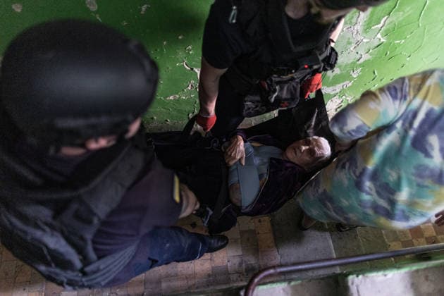 Aftermath of Russian airstrike in Kramatorsk and Druzhkivka DRUZHKIVKA, UKRAINE - MAY 21: Ukrainian emergency services evacuate a woman following ongoing Russian attacks in Druzhkivka, Ukraine, 21 May 2026 Diego Herrera Carcedo Anadolu Druzhkivka Ukraine. Editorial use only. Please get in touch for any other usage.  Copyright: x2026xAnadoluxDiegoxHerreraxCarcedox