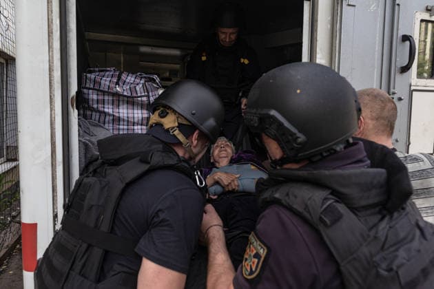 Aftermath of Russian airstrike in Kramatorsk and Druzhkivka DRUZHKIVKA, UKRAINE - MAY 21: Ukrainian emergency services evacuate a woman following ongoing Russian attacks in Druzhkivka, Ukraine, 21 May 2026 Diego Herrera Carcedo Anadolu Druzhkivka Ukraine. Editorial use only. Please get in touch for any other usage.  Copyright: x2026xAnadoluxDiegoxHerreraxCarcedox