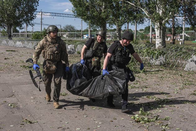 News Bilder des Tages Aftermath of Russian airstrike in Kramatorsk and Druzhkivka DRUZHKIVKA, UKRAINE - MAY 21: Police officers pick up the body of a civilian killed in a Russian airstrike in Druzhkivka, Ukraine, 21 May 2026 Diego Herrera Carcedo Anadolu Druzhkivka Ukraine. Editorial use only. Please get in touch for any other usage.  Copyright: x2026xAnadoluxDiegoxHerreraxCarcedox