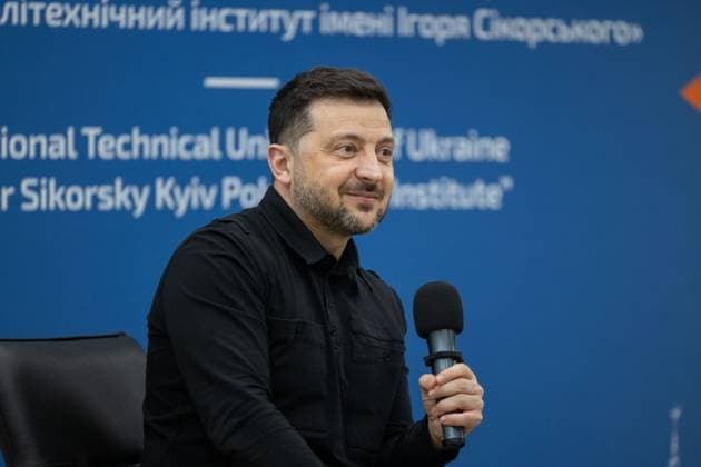 News Bilder des Tages Ukrainian President Volodymyr Zelenskyy met with Ukrainian scientists in Kyiv Ukrainian President Volodymyr Zelenskyy met with Ukrainian scientists in Kyiv, Ukraine, on May 21, 2026, and praised their contributions to developing technologies and innovations used in the fields of defense and medicine. The meeting focused on strengthening cooperation between the scientific sector and the defense industry in light of the ongoing conflict with Russia. Photo by PRESIDENT OF UKRAINE apaimages Ukraine Ukraine Ukraine 210526_Ukraine_UPO_00(11).jpeg Copyright: xapaimagesxPRESIDENTxOFxUKRAINEx xapaimagesx