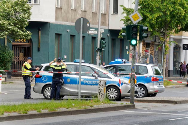 News Bilder des Tages Drive by shootingam 21.5.2026 in Berlin-Kreuzberg, Urbanstrasse, Polizeiabsperrung. Remmo Clan Mitglieder beschossen. Drive by shooting in Berlin-Kreuzberg Urbanstrasse . Von einem Motorroller aus wurde ein Passat Kombi in dem mindestens vier Angehörige des berüchtigten Remmo-Clans beschossen. 5 Projektile wurden endeckt und gesichert. Die Mordkommision ermittelt. Tatort, Polizeiabsperrung, Kripo, Mordkommision, Aktuelles, News, Clans, Gewalt, Schüsse, Drive-by-shooting *** Drive by shootingon 21 5 2026 in Berlin Kreuzberg, Urbanstrasse, police cordon Remmo clan members shot at Drive by shooting in Berlin Kreuzberg Urbanstrasse A Passat station wagon in which at least four members of the notorious Remmo clan were shot at from a scooter