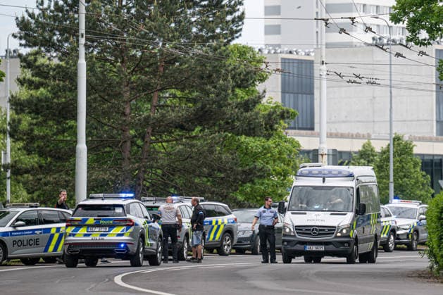 The police evacuated the Secondary Technical School of Chemistry in Pardubice following a conflict between two individuals outside it, in which one person was injured and sent to hospital, and they detained the attacker in Pardubice, Czech Republic, May 21, 2026. (CTKxPhoto DavidxTanecek) CTKPhotoP2026052105870  CTKPhotoP2026052105870