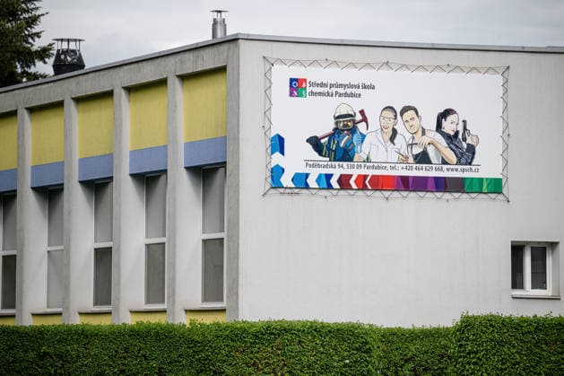 The police evacuated the Secondary Technical School of Chemistry in Pardubice following a conflict between two individuals outside it, in which one person was injured and sent to hospital, and they detained the attacker in Pardubice, Czech Republic, May 21, 2026. (CTKxPhoto DavidxTanecek) CTKPhotoP2026052106023  CTKPhotoP2026052106023