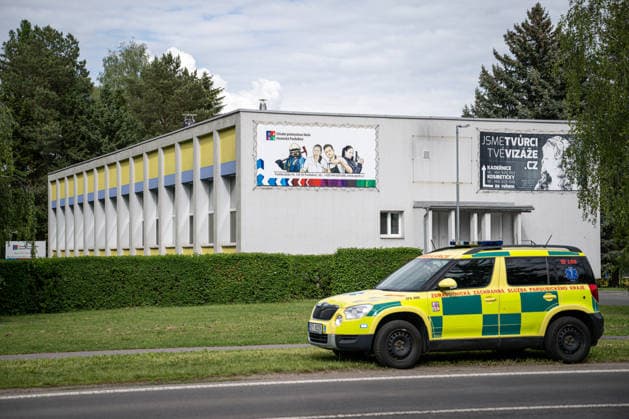 The police evacuated the Secondary Technical School of Chemistry in Pardubice following a conflict between two individuals outside it, in which one person was injured and sent to hospital, and they detained the attacker in Pardubice, Czech Republic, May 21, 2026. (CTKxPhoto DavidxTanecek) CTKPhotoP2026052106032  CTKPhotoP2026052106032