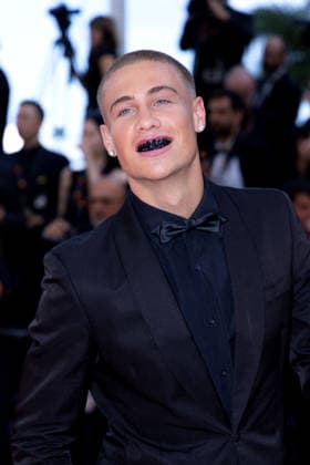 Matteo Sinet Montée des marches du film La bola negra lors du 79ème Festival International du Film de Cannes, le 21 mai 2026 Olivier Borde Bestimage Red carpet for La bola negra at the 79th Cannes International Film Festival on May 21, 2026 Cannes France  Copyright: xOLIVIERxBORDEx xBESTIMAGExOLIVIERxBORDEx xBESTIMAGEx
