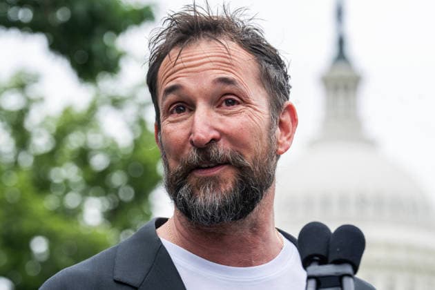 News Bilder des Tages Healthcare Is Human Rally UNITED STATES - MAY 21: Noah Wyle, producer and star of The Pitt,? speaks during the Healthcare Is Human,? rally in Upper Senate Park with healthcare professionals on Thursday, May 21, 2026. The rally was held to call on Congress to pass legation to increase resources for the healthcare industry such as tax credits for professionals serving in understaffed areas and funding for metal health programs. (Tom Williams CQ Roll Call) Washington DC United States EDITORIAL USE ONLY Copyright: x2026xCQ-RollxCall,xInc.x TomxWilliamsx rollcallpix171179
