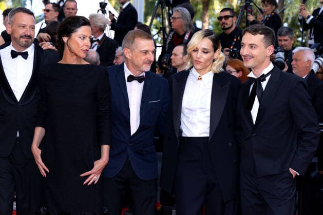 Guest, Anna Mouglalis, André Fischer, Jehnny Beth, Thomas Jolly Montée des marches du film La bola negra lors du 79ème Festival International du Film de Cannes, le 21 mai 2026 Olivier Borde Bestimage Red carpet for La bola negra at the 79th Cannes International Film Festival on May 21, 2026 Cannes France  Copyright: xOLIVIERxBORDEx xBESTIMAGExOLIVIERxBORDEx xBESTIMAGEx