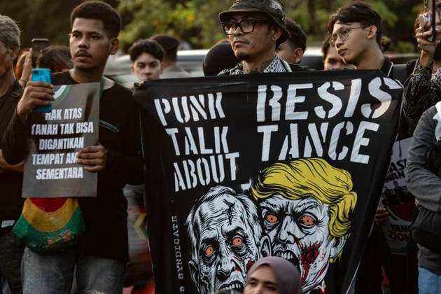 News Bilder des Tages Protest Of Global Flotila Activist Held Hostage By Israel Troops Participants join the Aksi Kamisan protest in Jakarta, Indonesia, on May 21, 2026. The protest addresses concerns over Indonesian policies perceived as unfair to the people and unresolved issues involving the Indonesian National Armed Forces. Participants also express support for activists and journalists detained by Israeli forces during the GSF 2.0 humanitarian mission. They urge the Indonesian government to secure the release of Indonesian citizens held by Israeli forces. jakarta Jakarta Indonesia  Copyright: xDonalxHusnix originalFilename: husni-indonesi260521_npli8.jpg