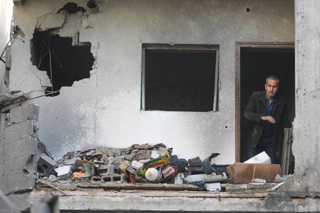 News Bilder des Tages Aftermath Of Israeli Airstrike In Gaza, Palestine Palestinians inspect the rubble of the Ismail family home, destroyed in an Israeli airstrike at Al-Maghazi camp, in the central Gaza Strip, on May 21, 2026. Gaza Palestine  Copyright: xMajdixFathix originalFilename: fathi-notitle260521_npTlb.jpg