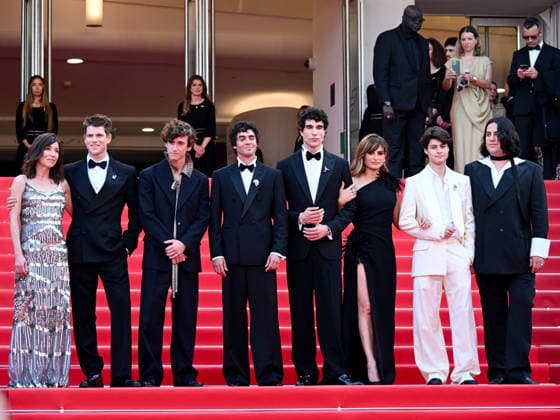 IPA84941119 - Cannes, 79th Cannes Film Festival 2025 - evening 10. LA BOLA NEGRA Red Carpet. Pictured are Lola Duenas, Miguel Bernardeau, Guitarricadelafuente, Javier Ambrossi, PenÃ lope Cruz, Javier Calvo, Milo Quifes and Carlos Gonzalez  Copyright: xManuelexMangiarottix xPoolxPhotoxEventsx07x 84941119