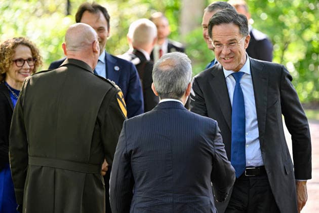 HELSINGBORG , SVERIGE 20260521 Natos generalsekreterare Mark Rutte hälsar pa gäster som anländer till middagen pa Sofiero slott i Helsingborg pa torsdagskvällen under Natos utrikesministermöte. HELSINGBORG SVERIGE x50090x *** HELSINGBORG, SWEDEN 20260521 NATO Secretary General Mark Rutte greets guests arriving for dinner at Sofiero Castle in Helsingborg on Thursday evening during the NATO Foreign Ministers Meeting HELSINGBORG SWEDEN x50090x  Copyright: xJohanxNilsson TTx NATOS UTRIKESMINISTERMÖTE SOFIERO YCzxplESQ2U